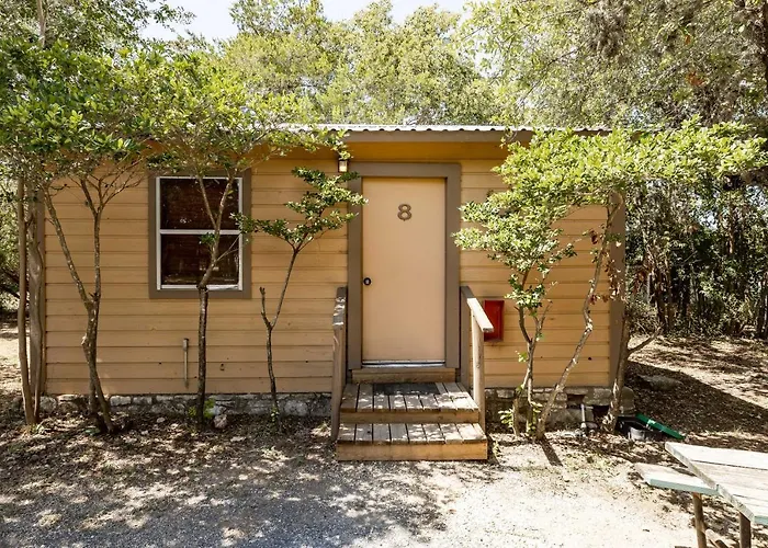 The Historic Leakey Inn